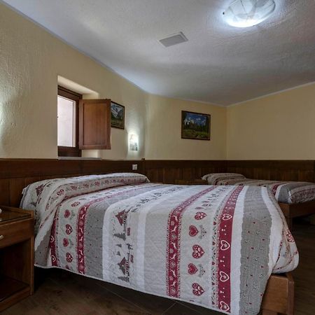 Hotel Cecchin アオスタ エクステリア 写真