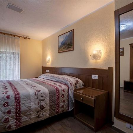 Hotel Cecchin アオスタ エクステリア 写真