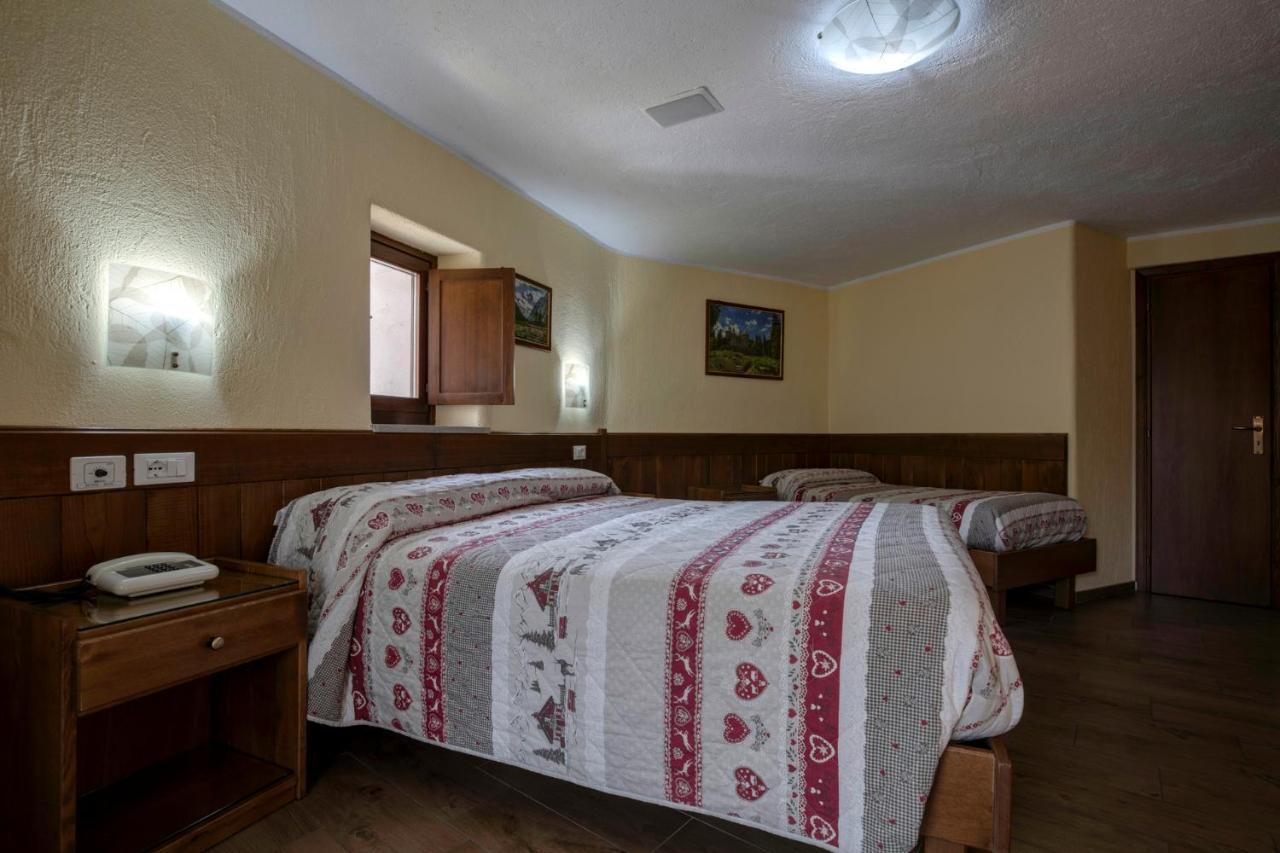 Hotel Cecchin アオスタ エクステリア 写真