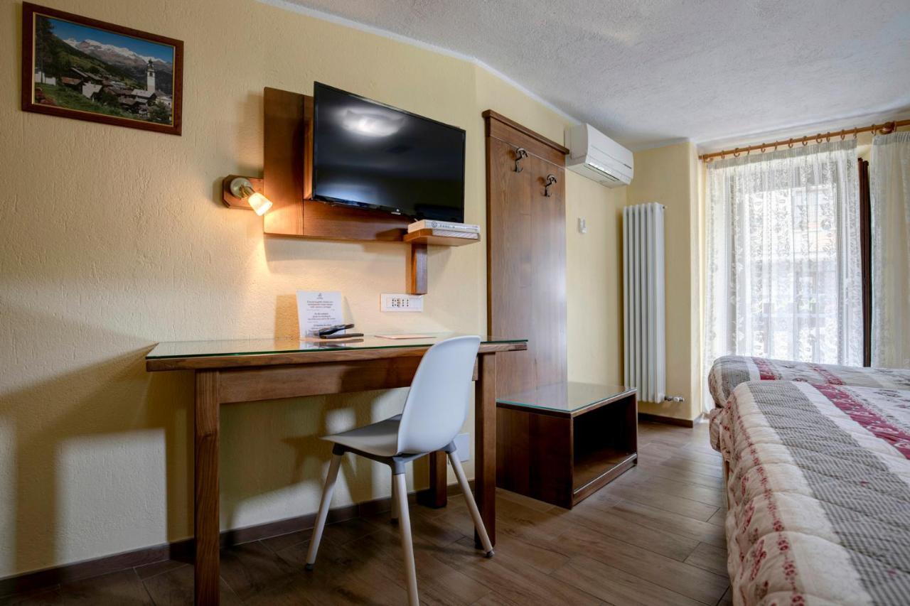 Hotel Cecchin アオスタ エクステリア 写真