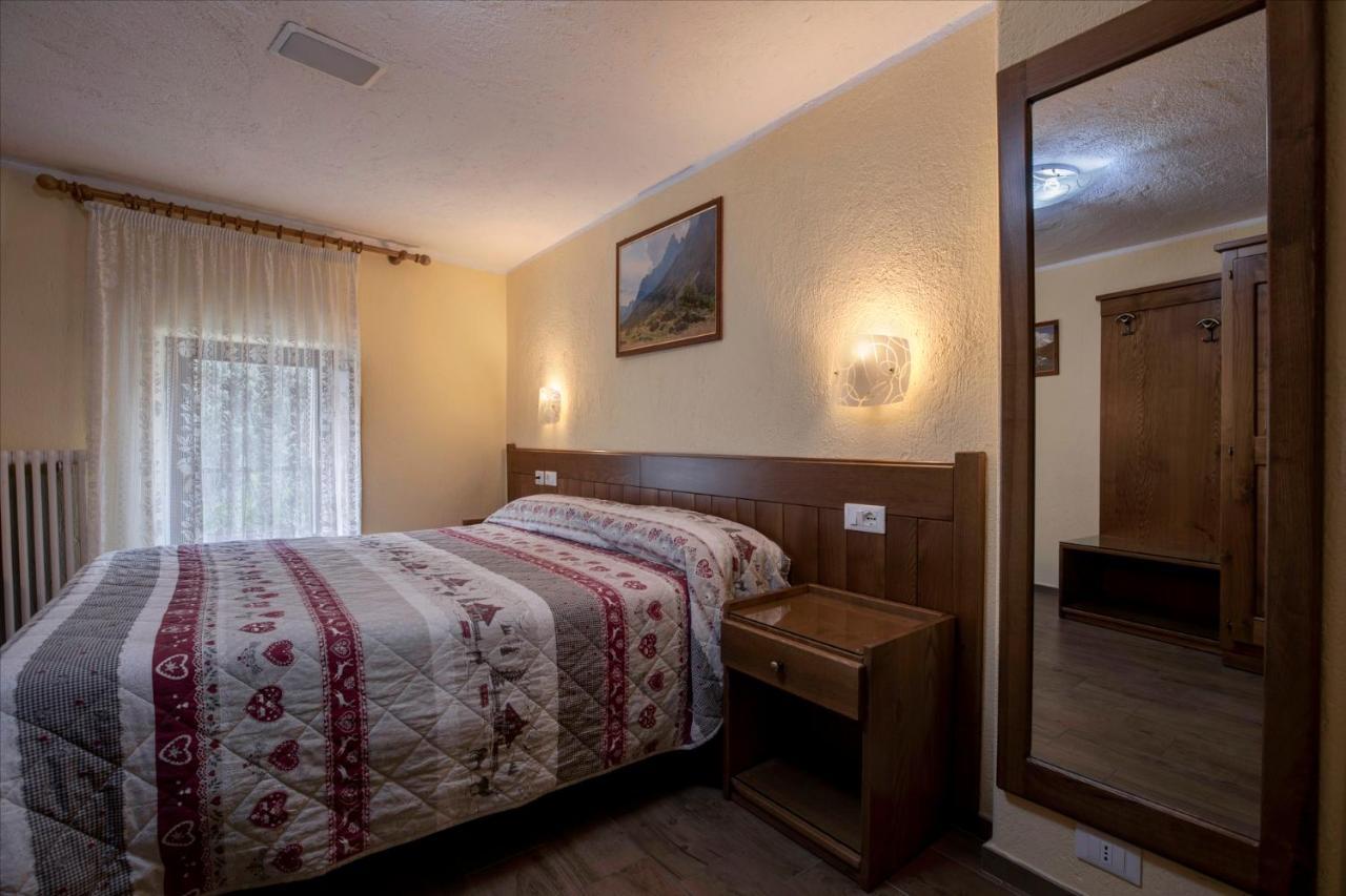 Hotel Cecchin アオスタ エクステリア 写真