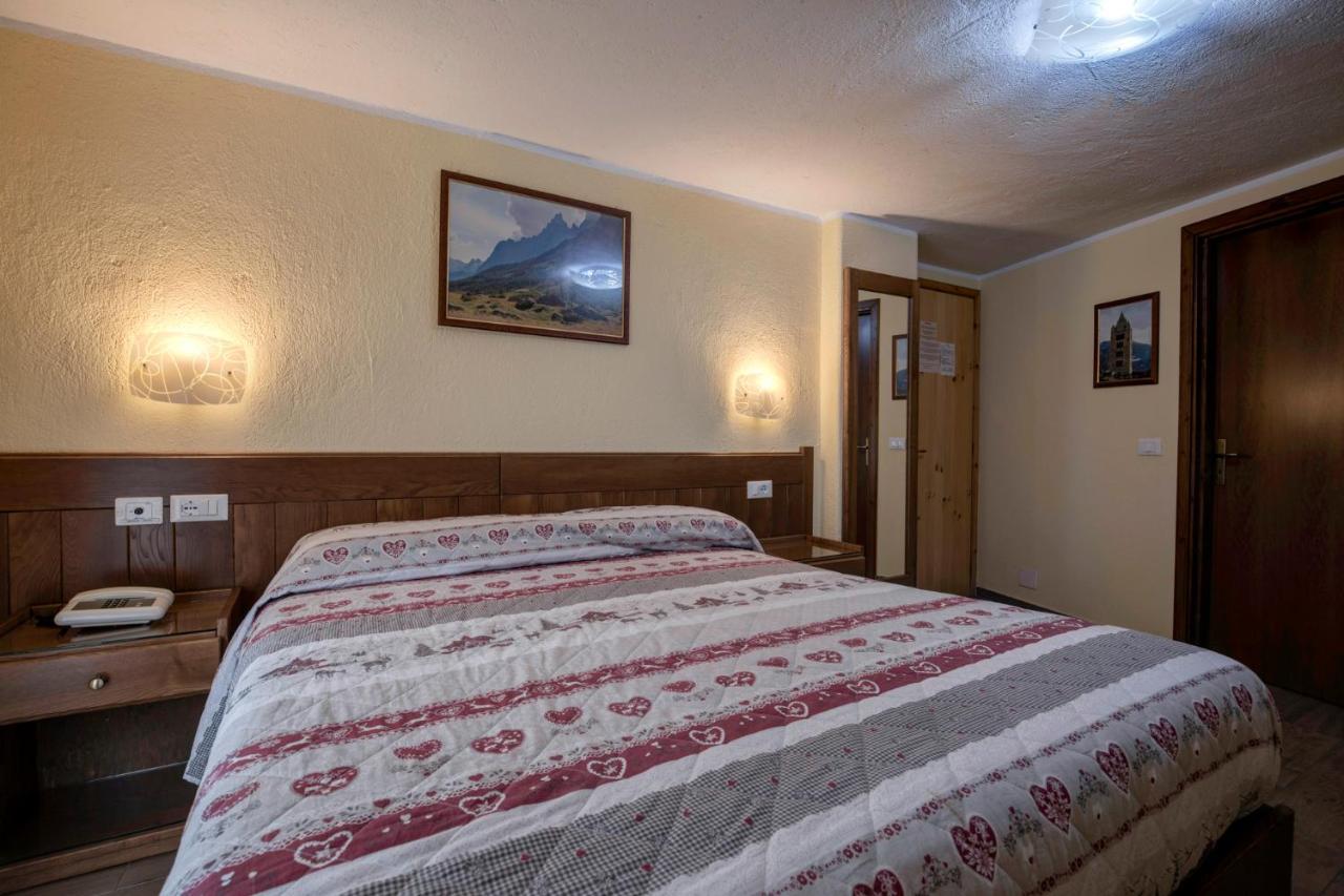 Hotel Cecchin アオスタ エクステリア 写真