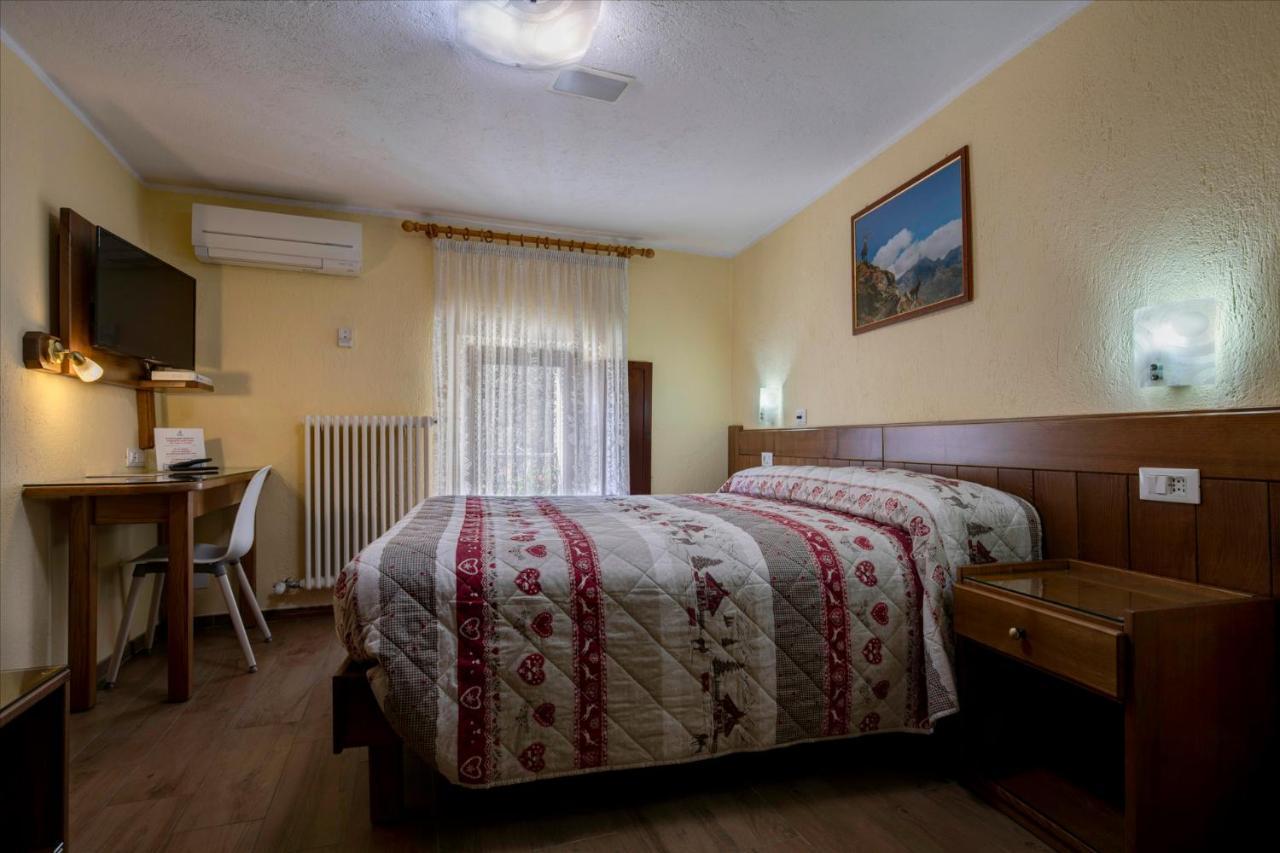 Hotel Cecchin アオスタ エクステリア 写真