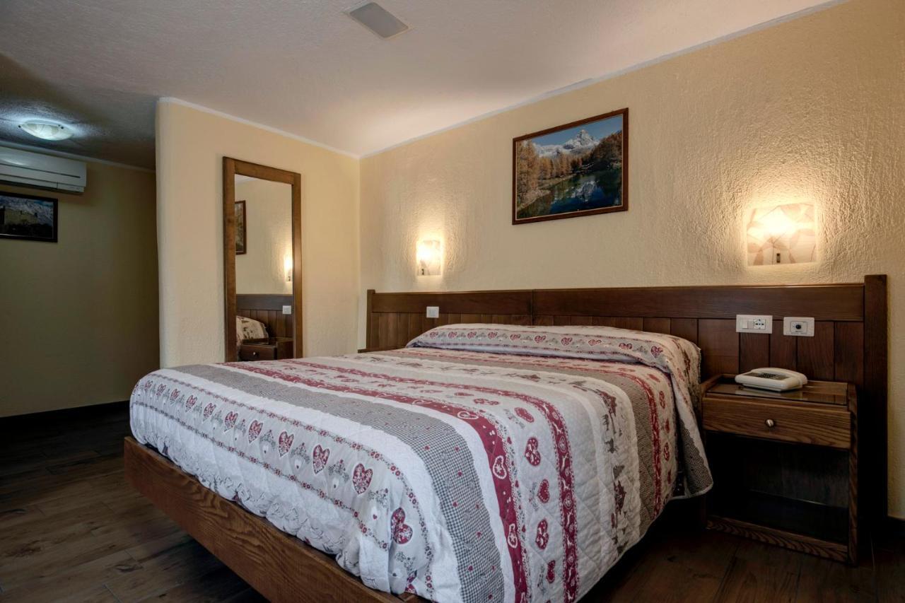 Hotel Cecchin アオスタ エクステリア 写真