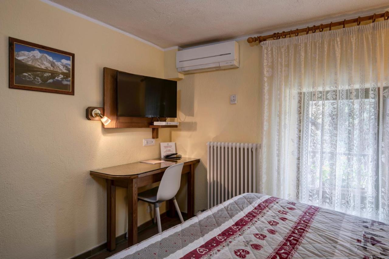Hotel Cecchin アオスタ エクステリア 写真