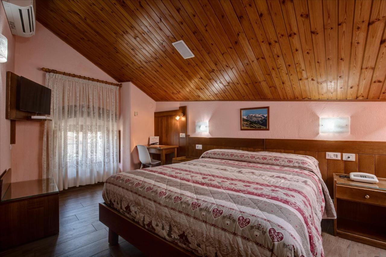 Hotel Cecchin アオスタ エクステリア 写真