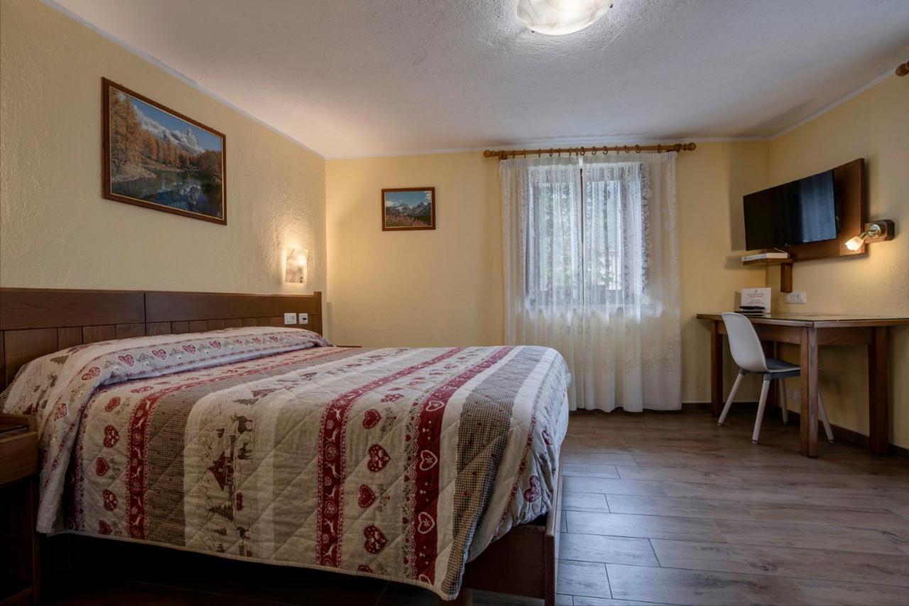 Hotel Cecchin アオスタ エクステリア 写真