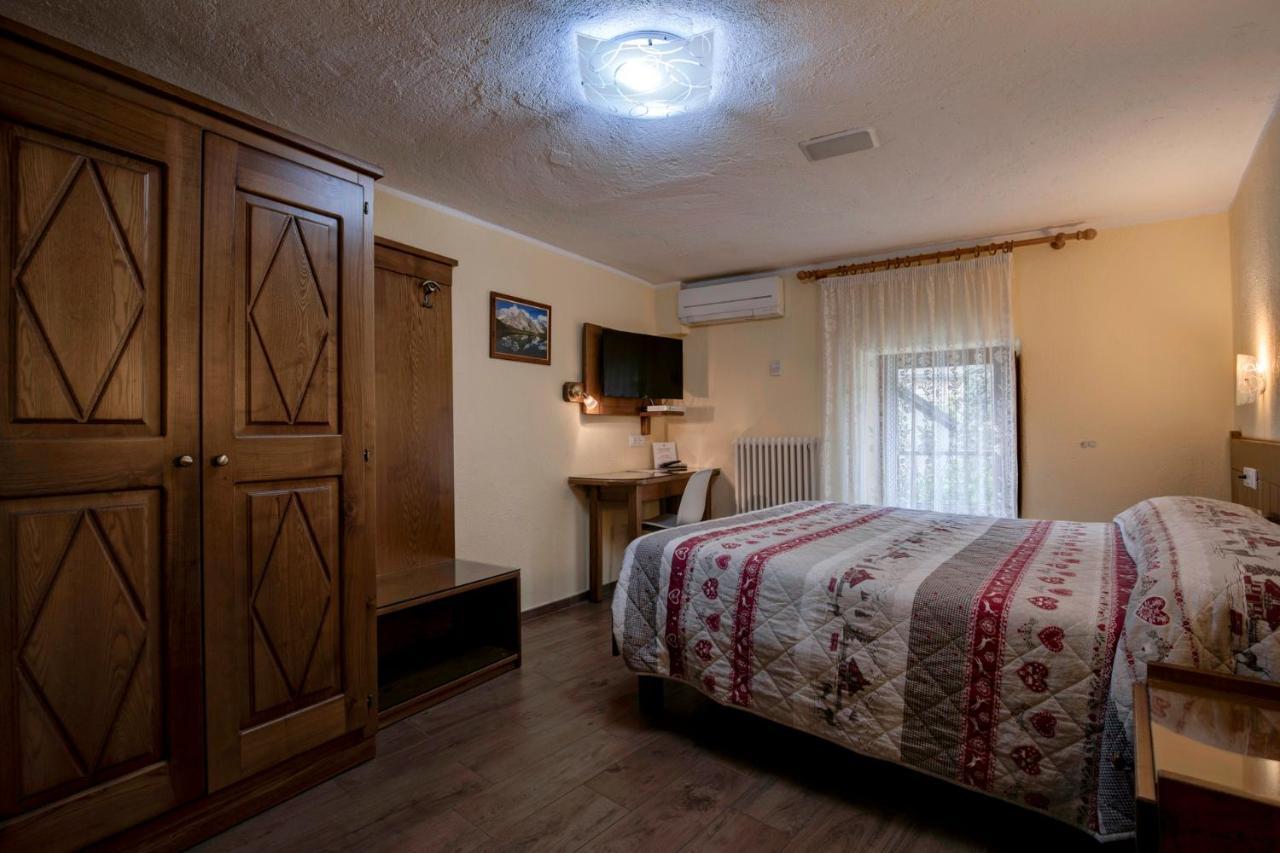 Hotel Cecchin アオスタ エクステリア 写真