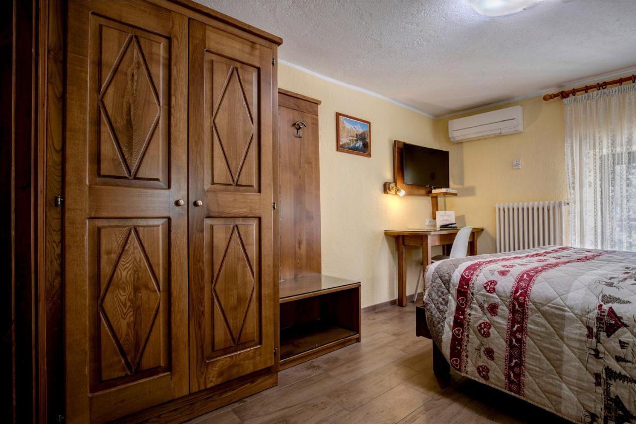 Hotel Cecchin アオスタ エクステリア 写真