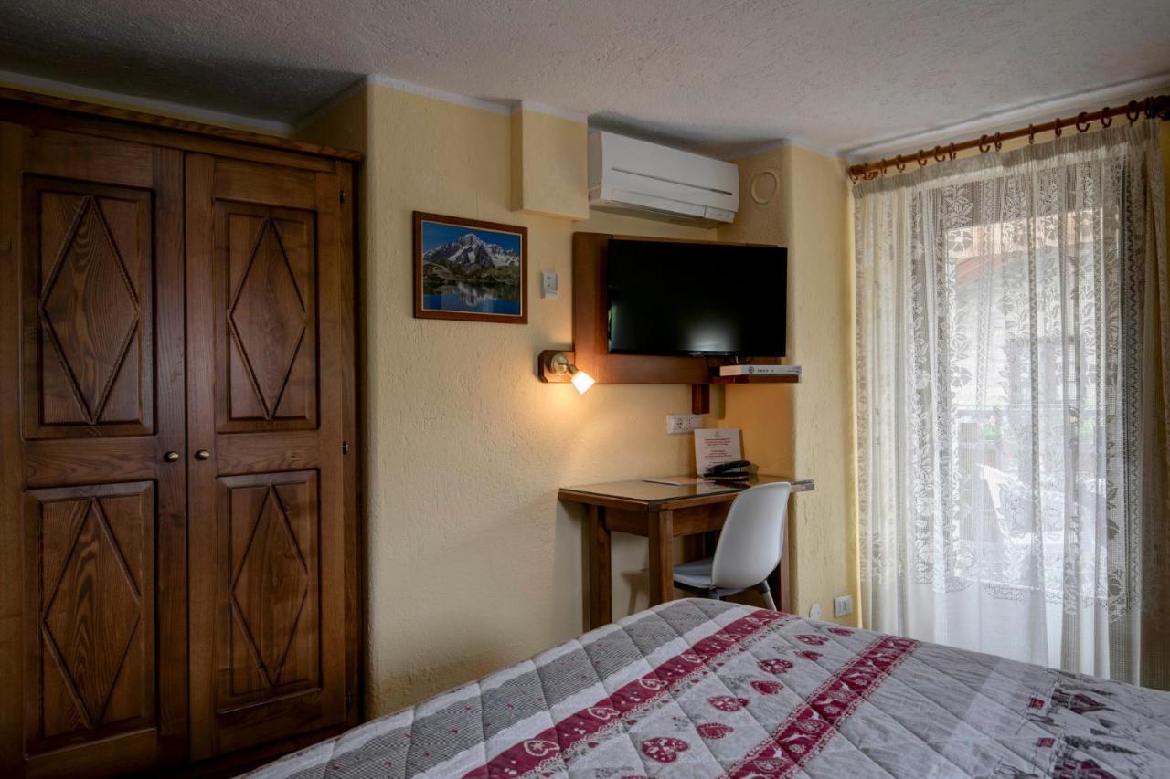 Hotel Cecchin アオスタ エクステリア 写真