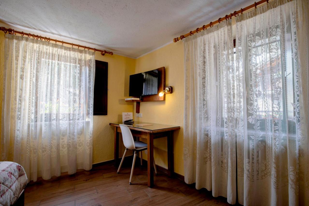 Hotel Cecchin アオスタ エクステリア 写真