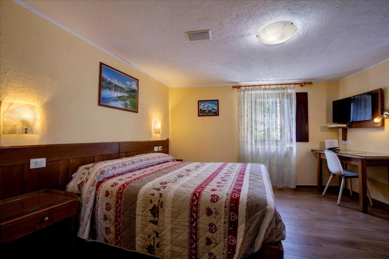 Hotel Cecchin アオスタ エクステリア 写真