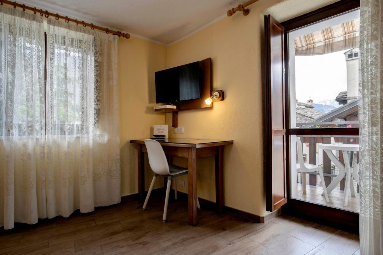 Hotel Cecchin アオスタ エクステリア 写真
