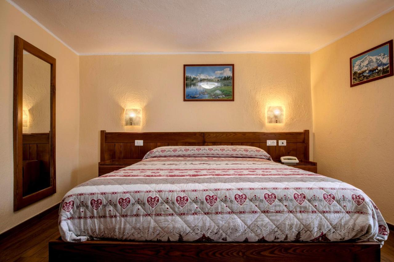 Hotel Cecchin アオスタ エクステリア 写真