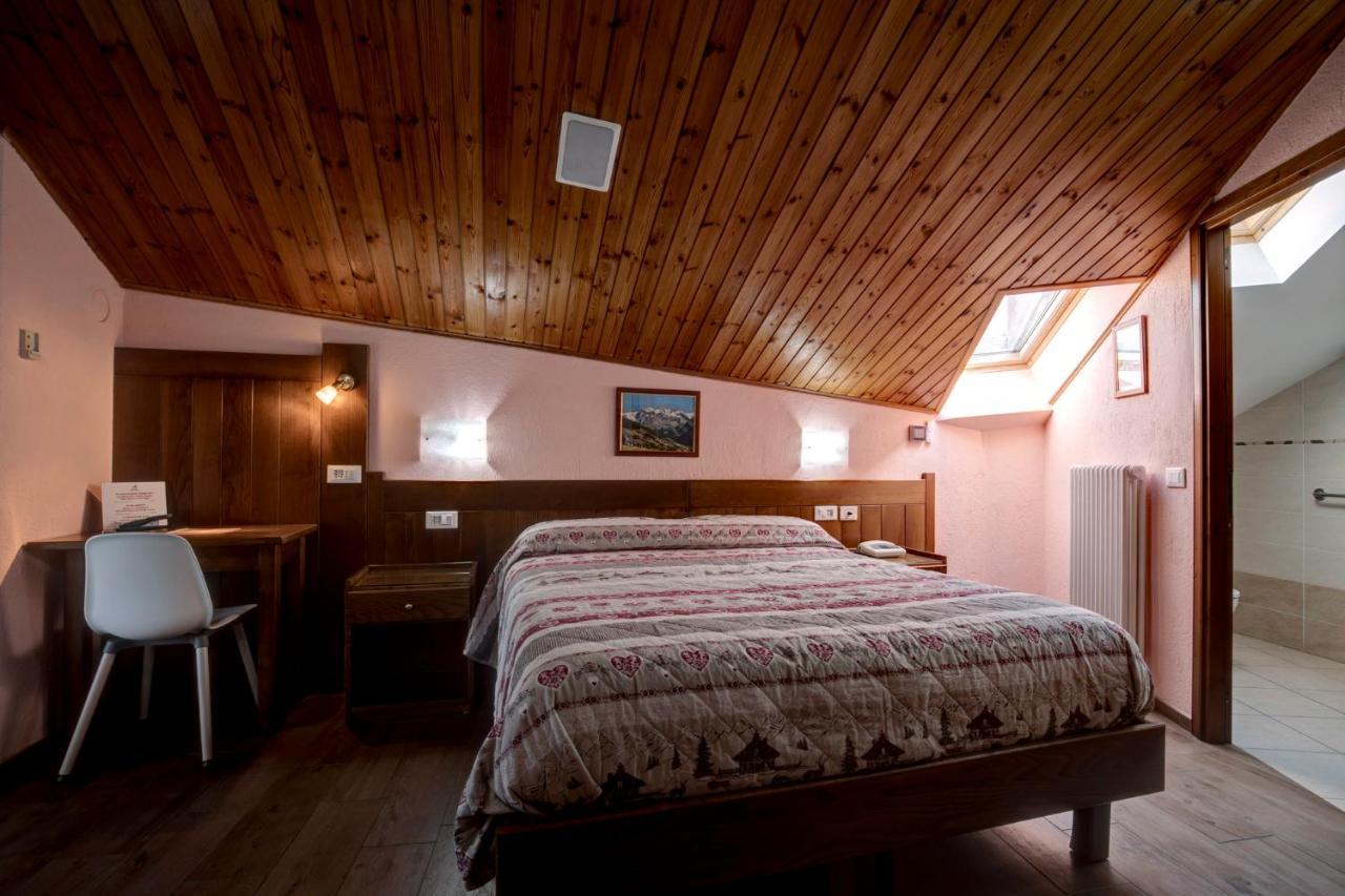Hotel Cecchin アオスタ エクステリア 写真