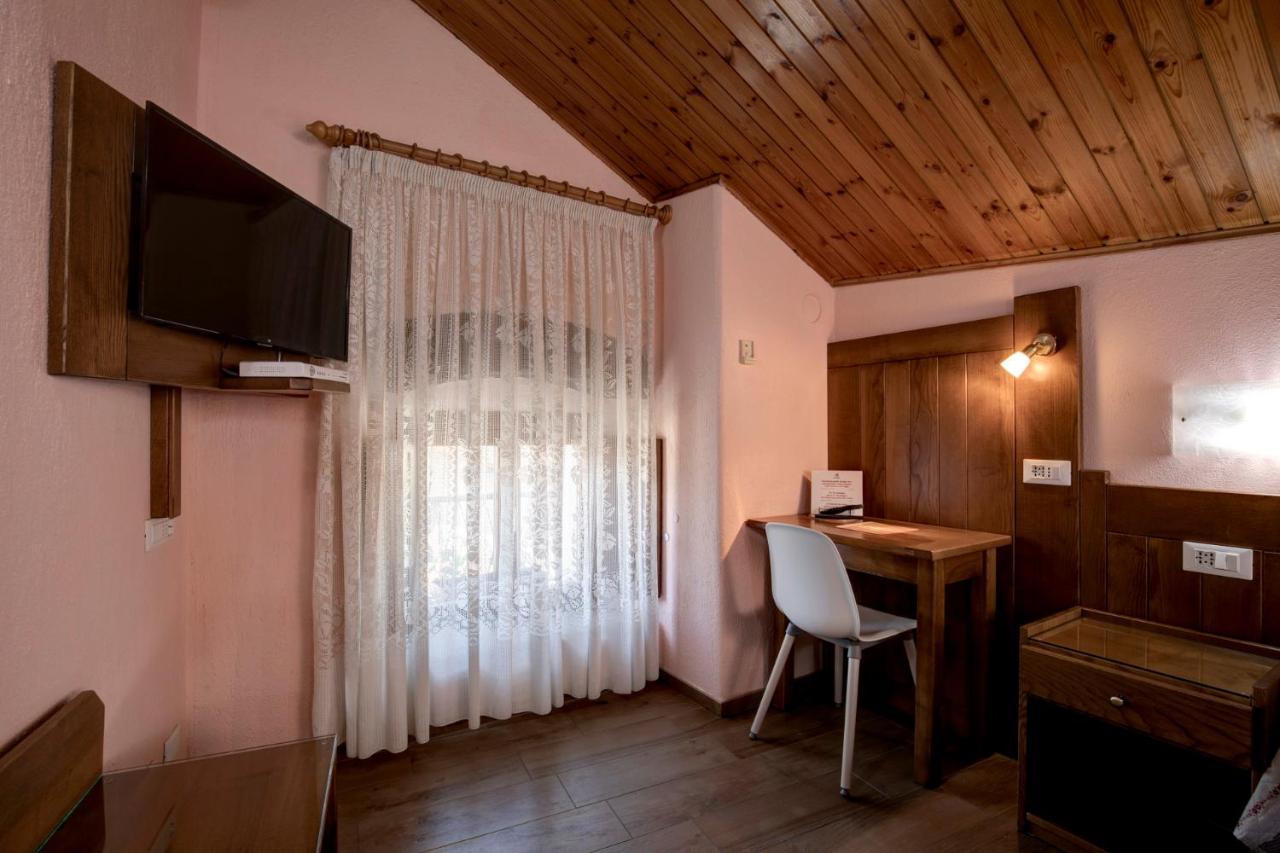 Hotel Cecchin アオスタ エクステリア 写真