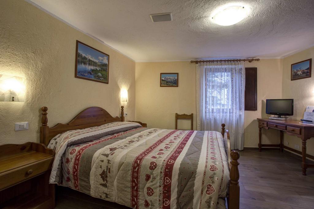 Hotel Cecchin アオスタ エクステリア 写真