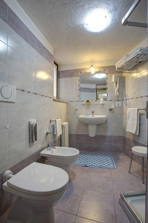 Hotel Cecchin アオスタ エクステリア 写真