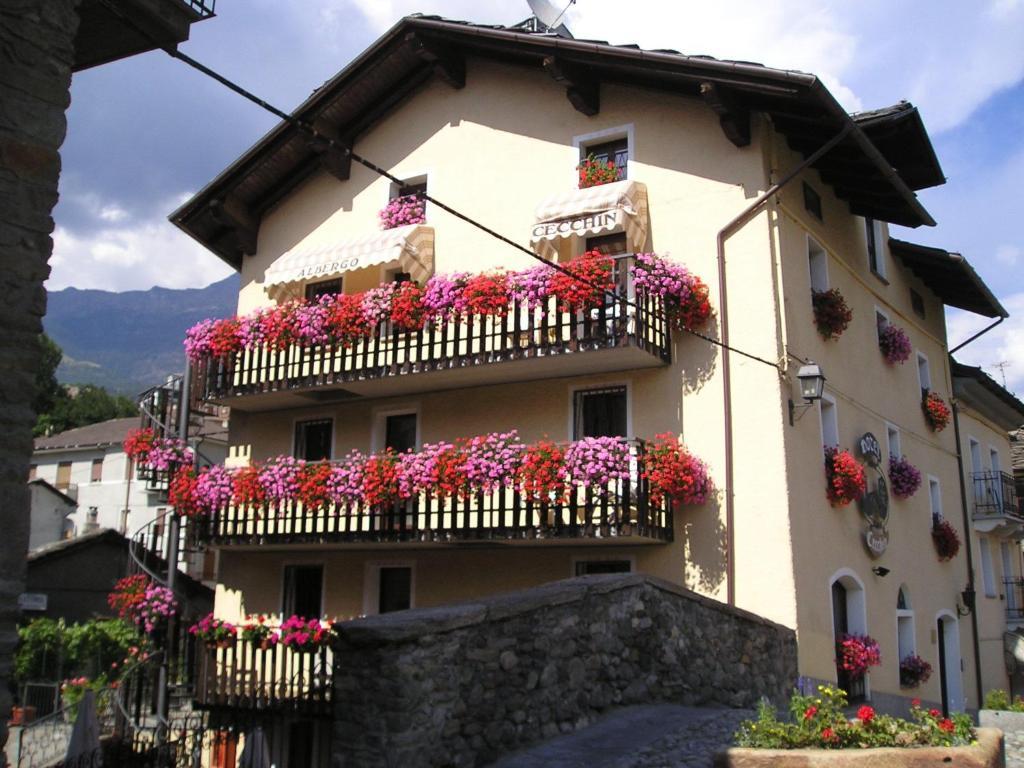 Hotel Cecchin アオスタ エクステリア 写真