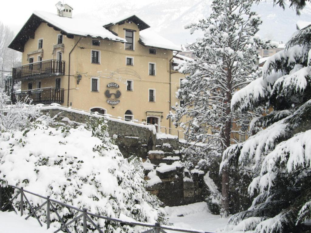 Hotel Cecchin アオスタ エクステリア 写真