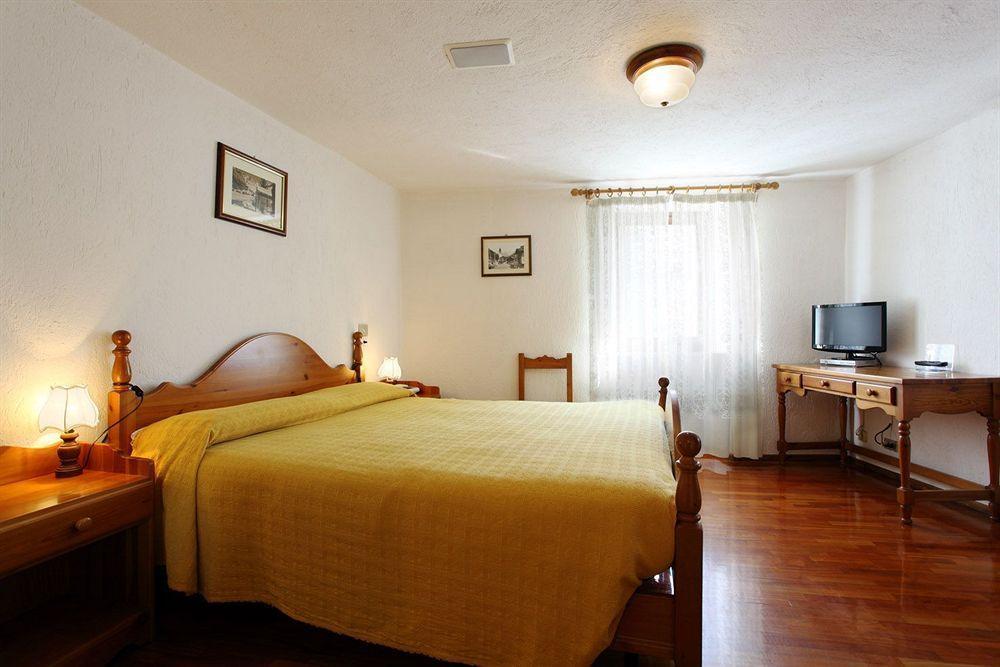 Hotel Cecchin アオスタ エクステリア 写真