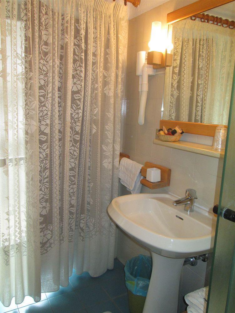 Hotel Cecchin アオスタ エクステリア 写真