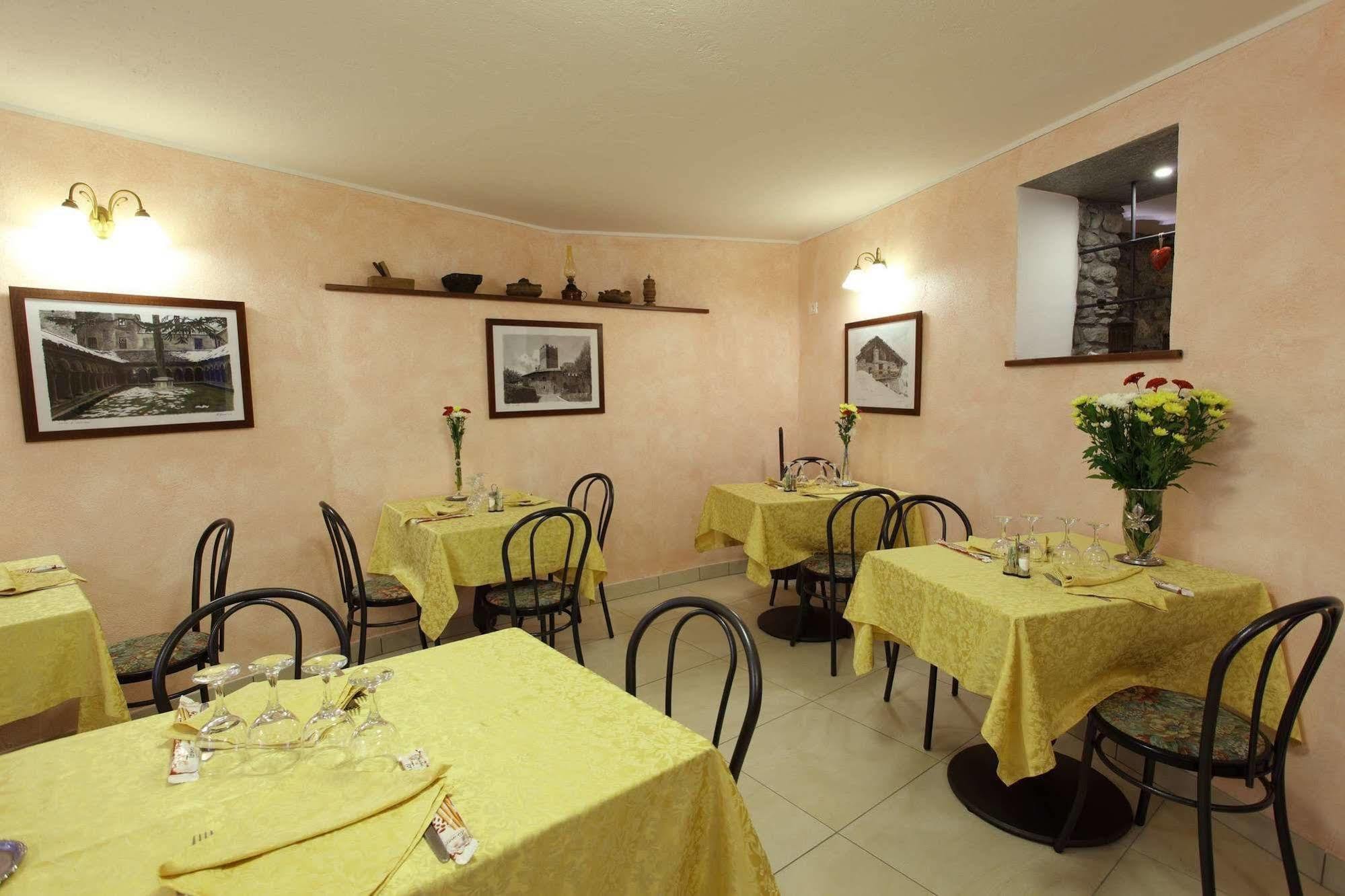 Hotel Cecchin アオスタ エクステリア 写真