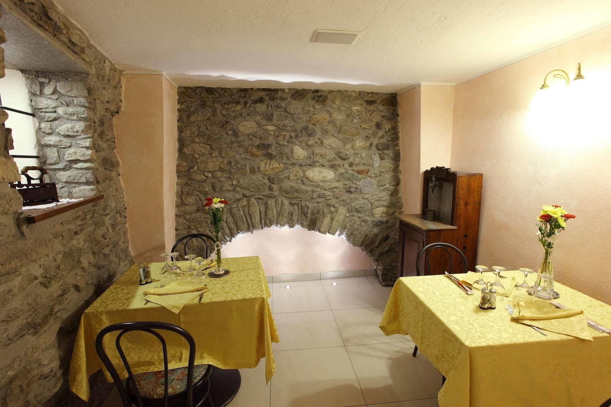 Hotel Cecchin アオスタ エクステリア 写真