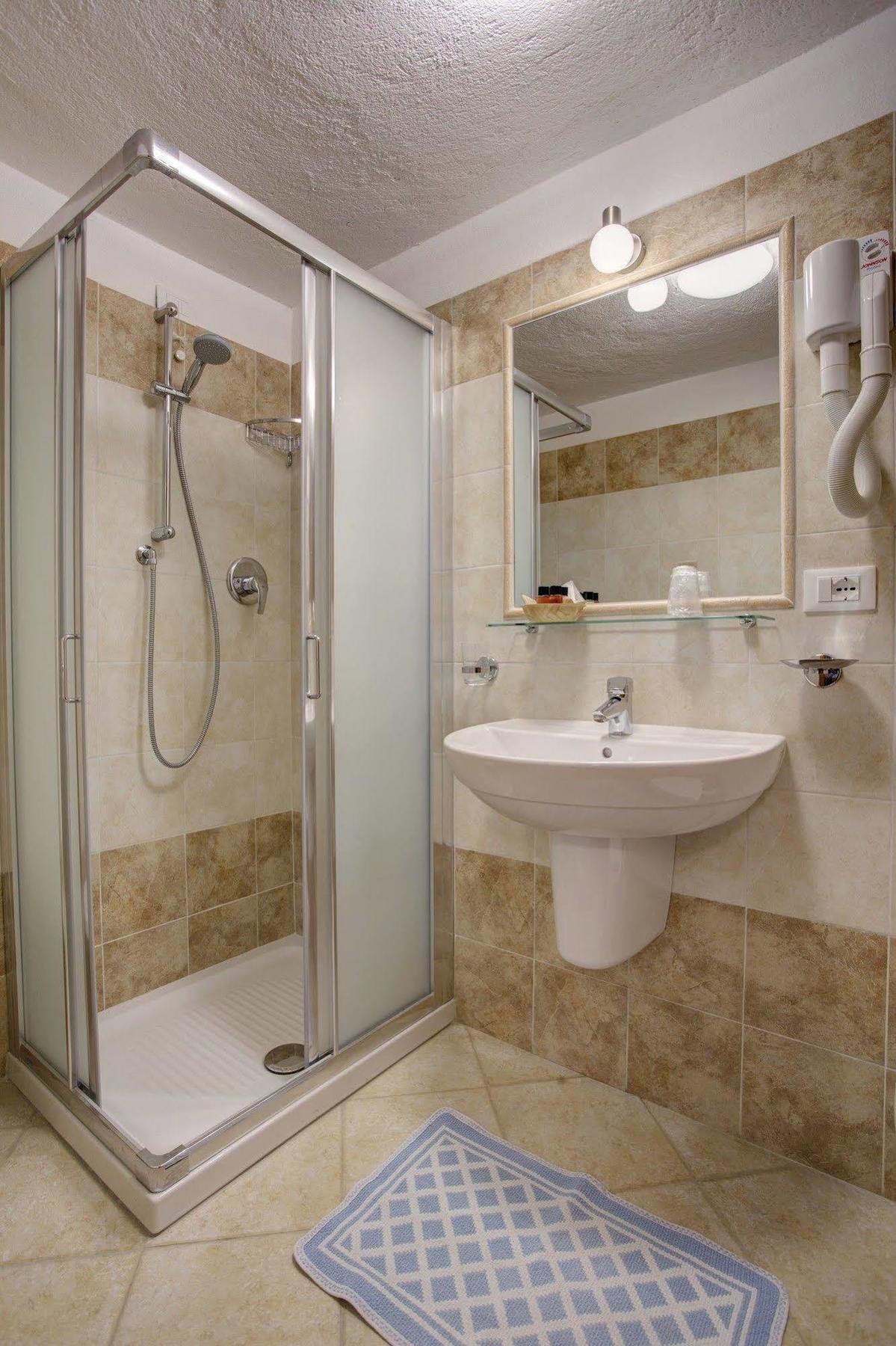 Hotel Cecchin アオスタ エクステリア 写真
