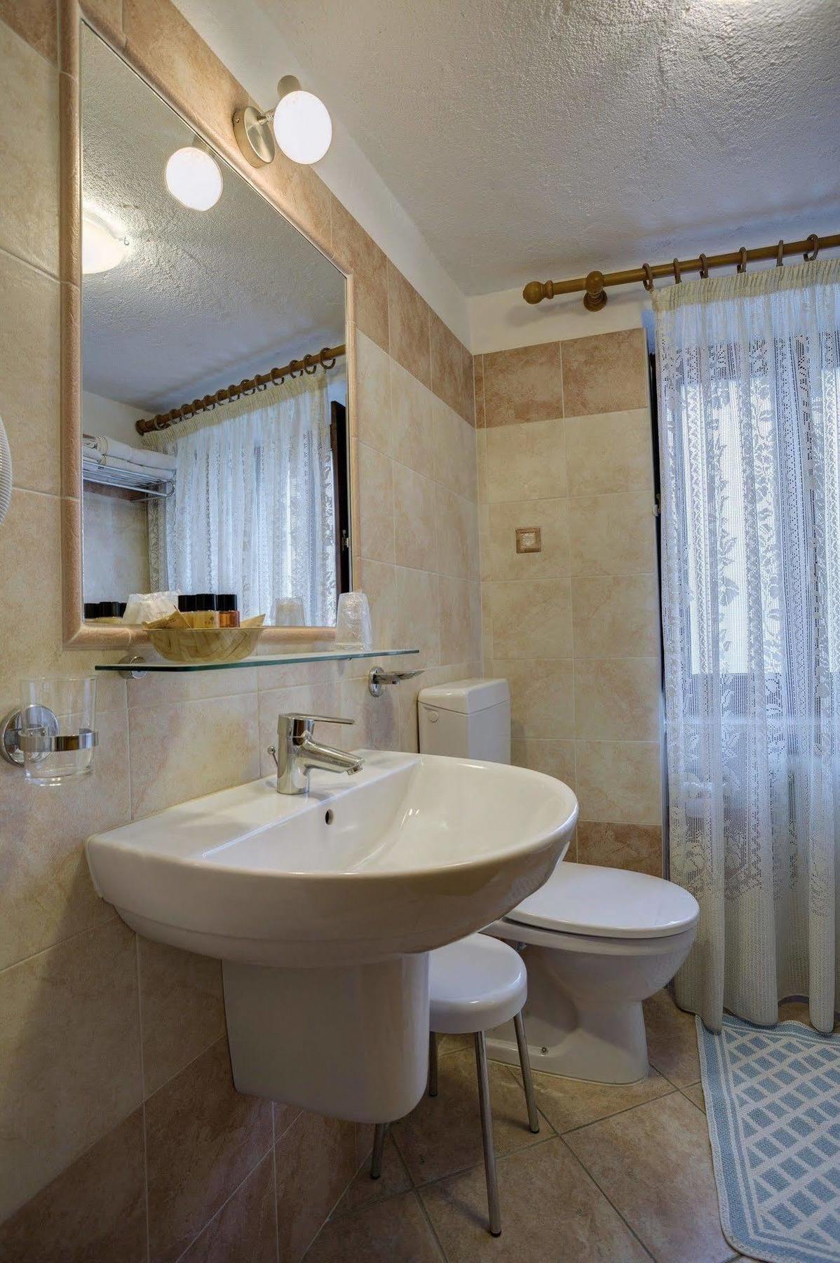 Hotel Cecchin アオスタ エクステリア 写真