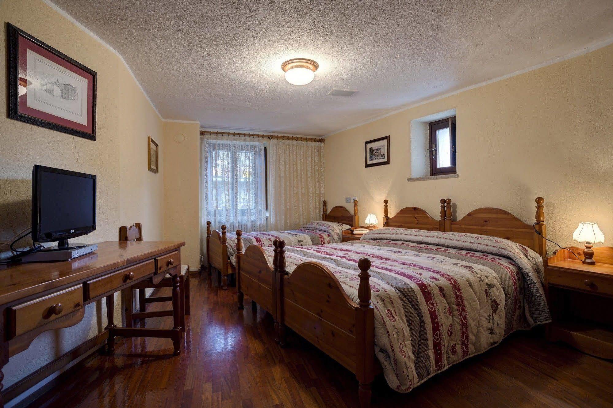 Hotel Cecchin アオスタ エクステリア 写真