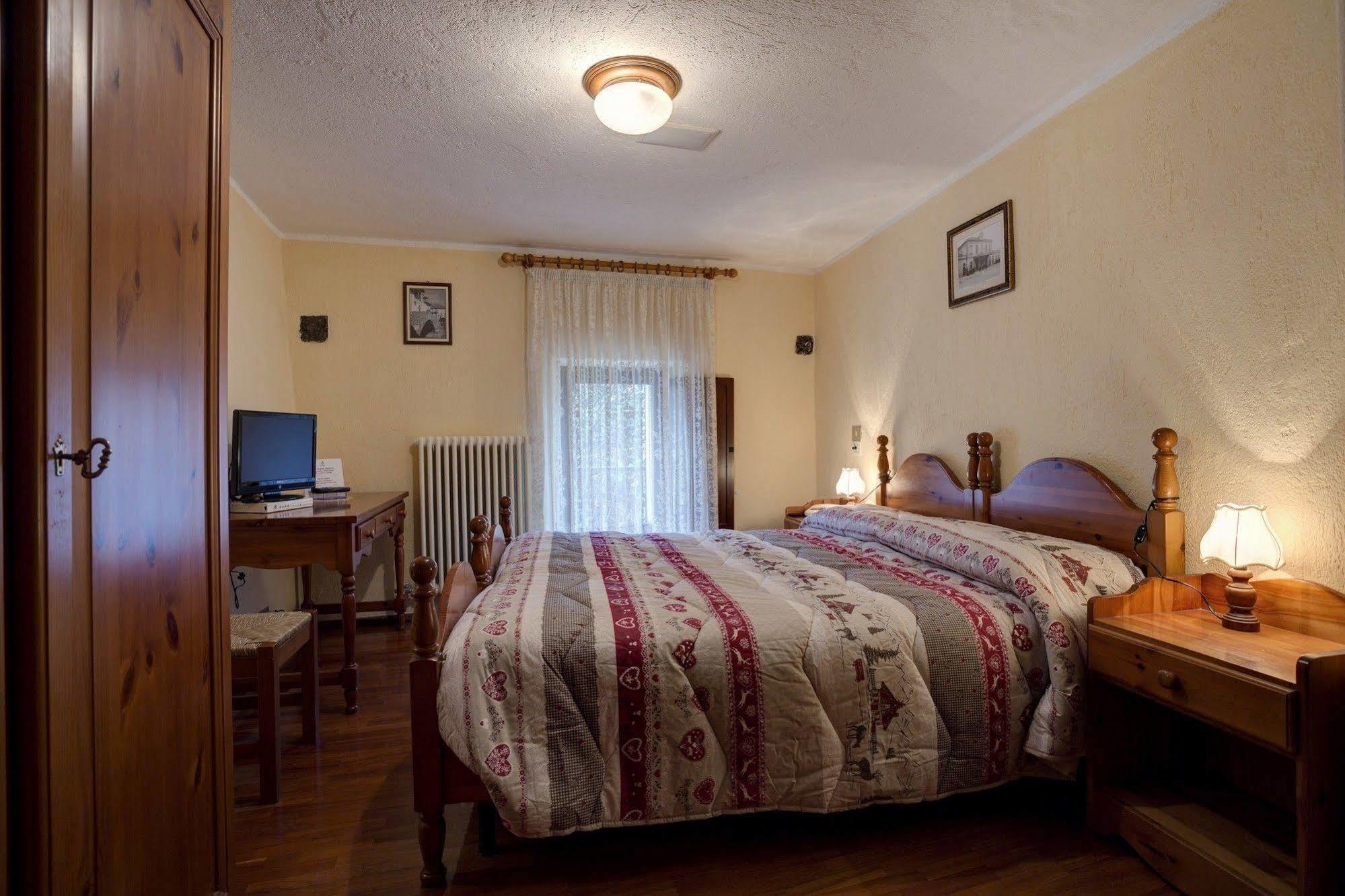 Hotel Cecchin アオスタ エクステリア 写真