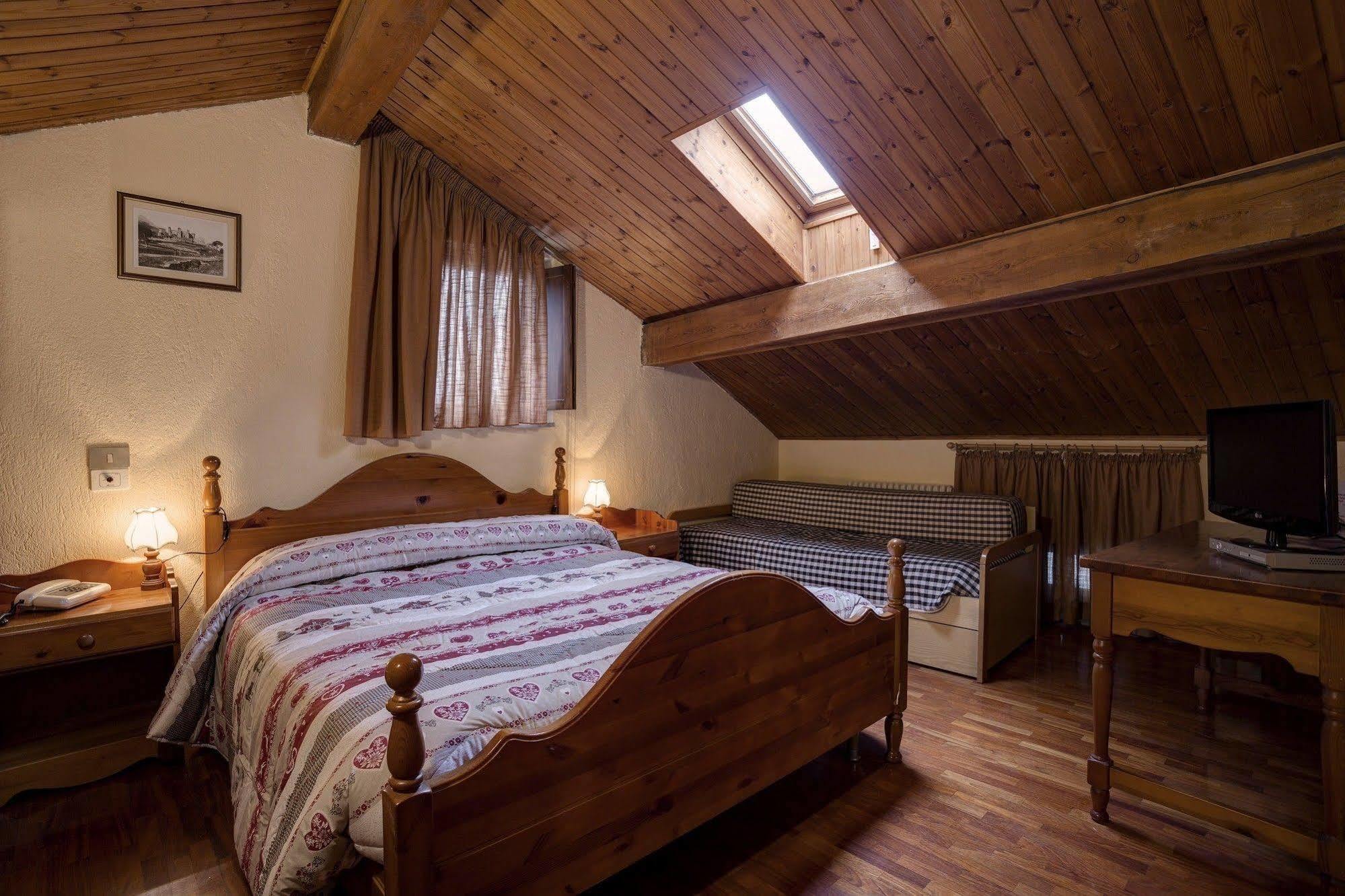 Hotel Cecchin アオスタ エクステリア 写真