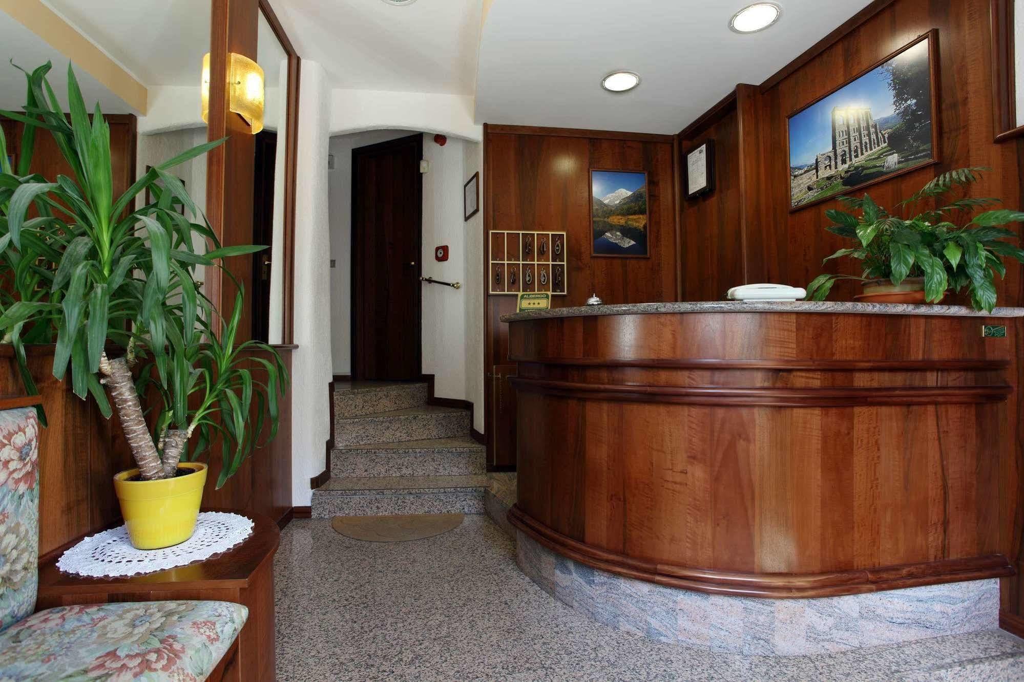 Hotel Cecchin アオスタ エクステリア 写真